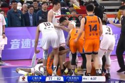 开云体育中国-鏖战正酣，球场上的激烈对抗