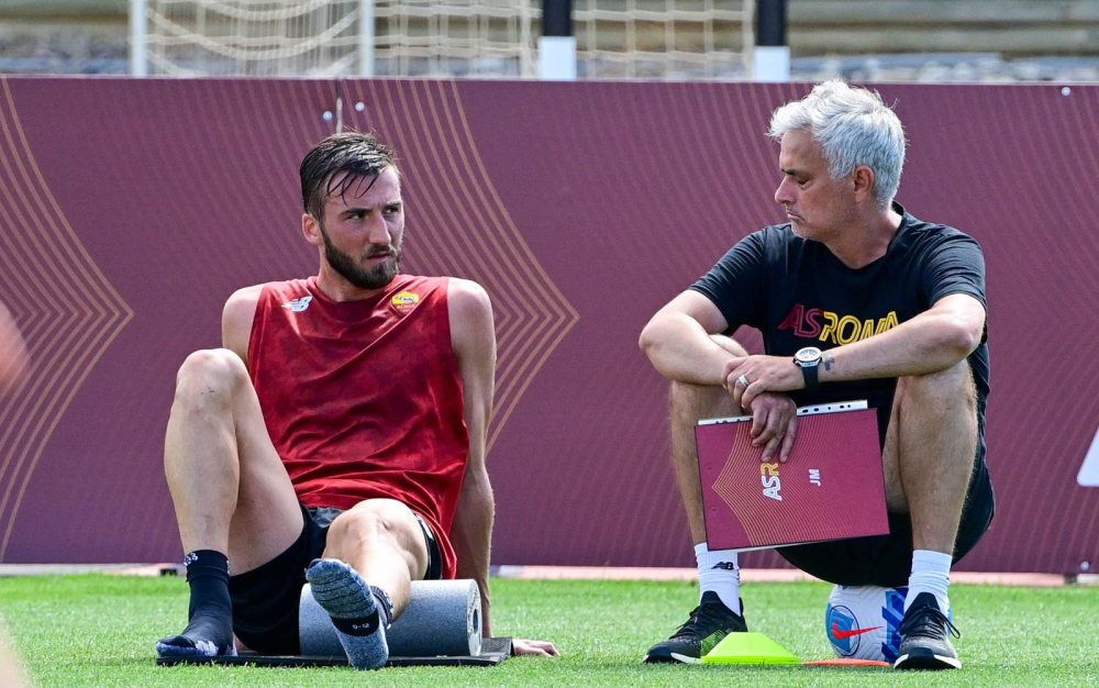 罗马前锋受伤下场，球队攻击火力大减