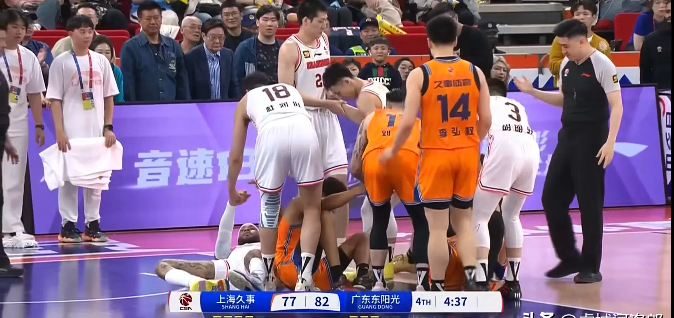 鏖战正酣，球场上的激烈对抗