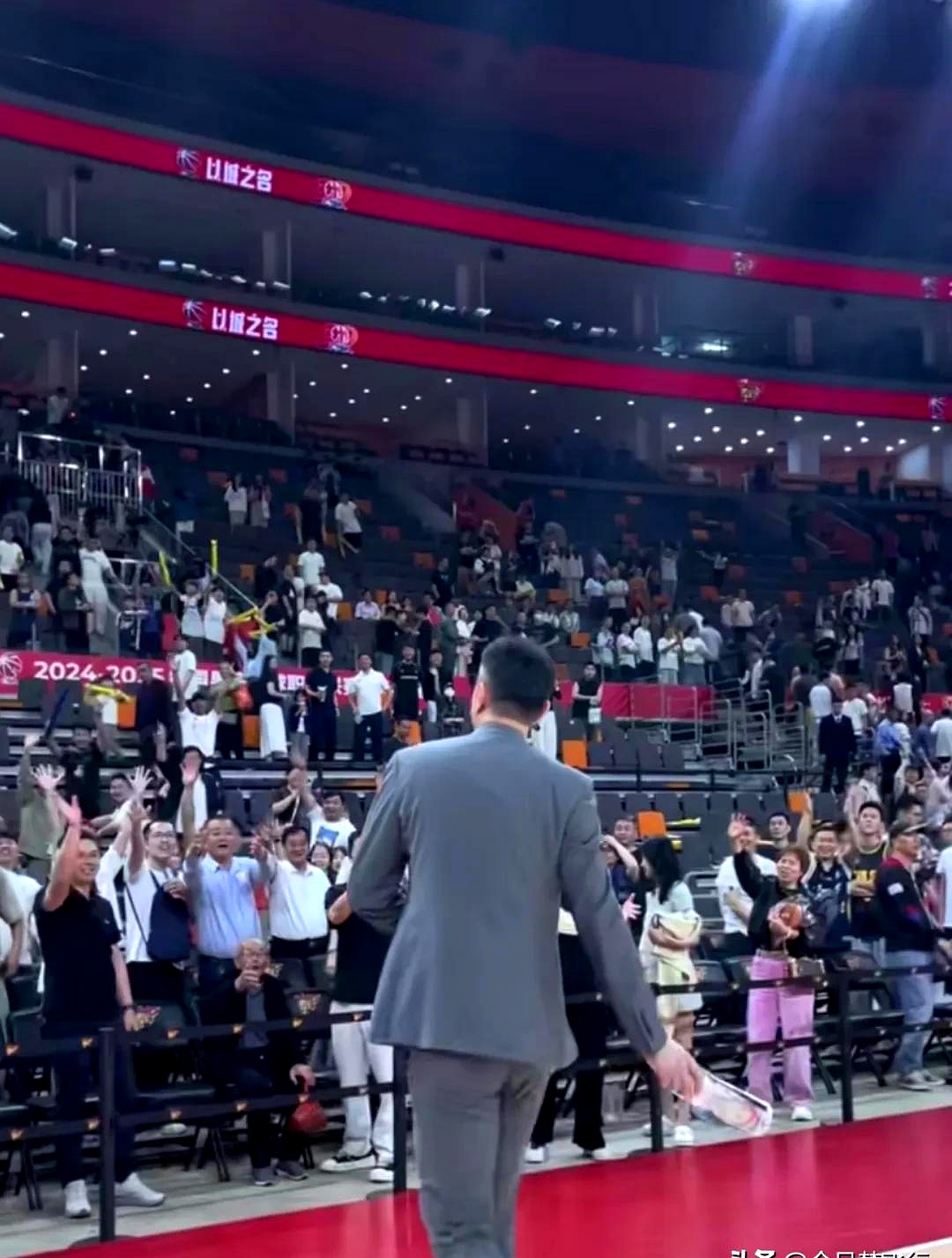 包含精湛篮球技巧展现,观众席掌声不断的词条 包含精湛篮球技巧展现,观众席掌声不断的词条