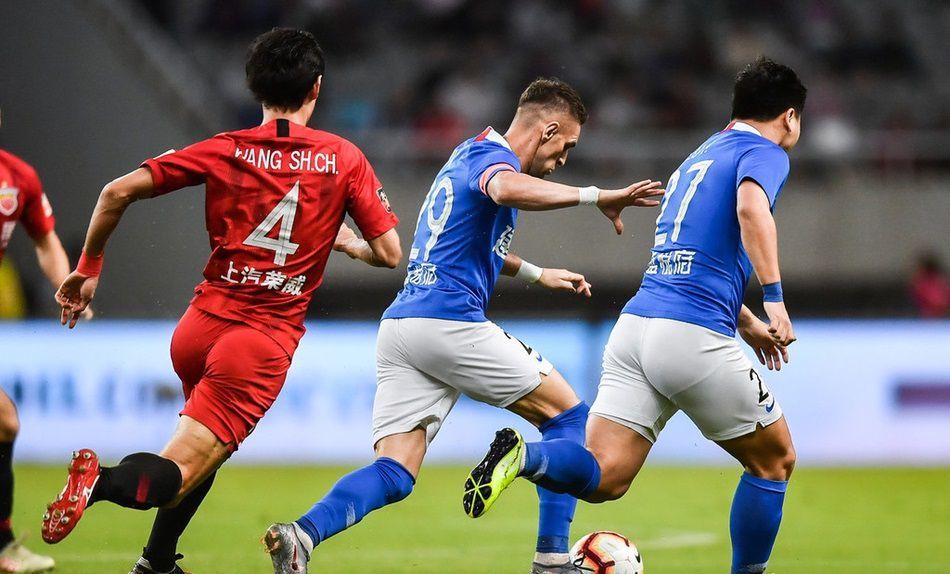 广州恒大背水一战击败上海上港，重回榜首位置的简单介绍