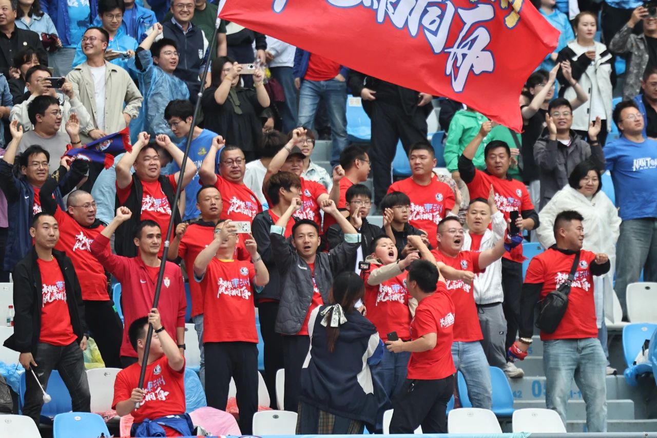 包含西班牙队客场不敌希腊，积分榜领跑的词条