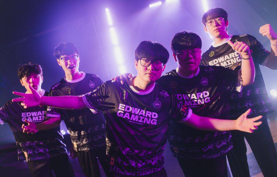 包含EDG绝杀DFM，Xiaohu开启传奇时刻宿敌对决小组赛，强势挺进下一轮的词条