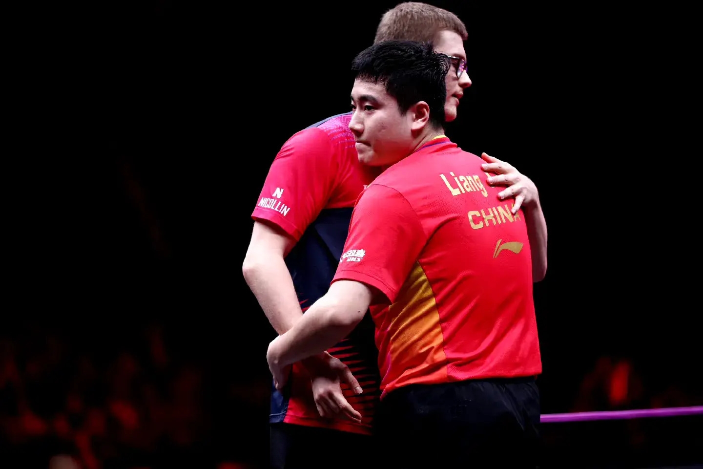 包含英国乒乓球队鏖战中国乒乓球队，波尔关键制胜的词条