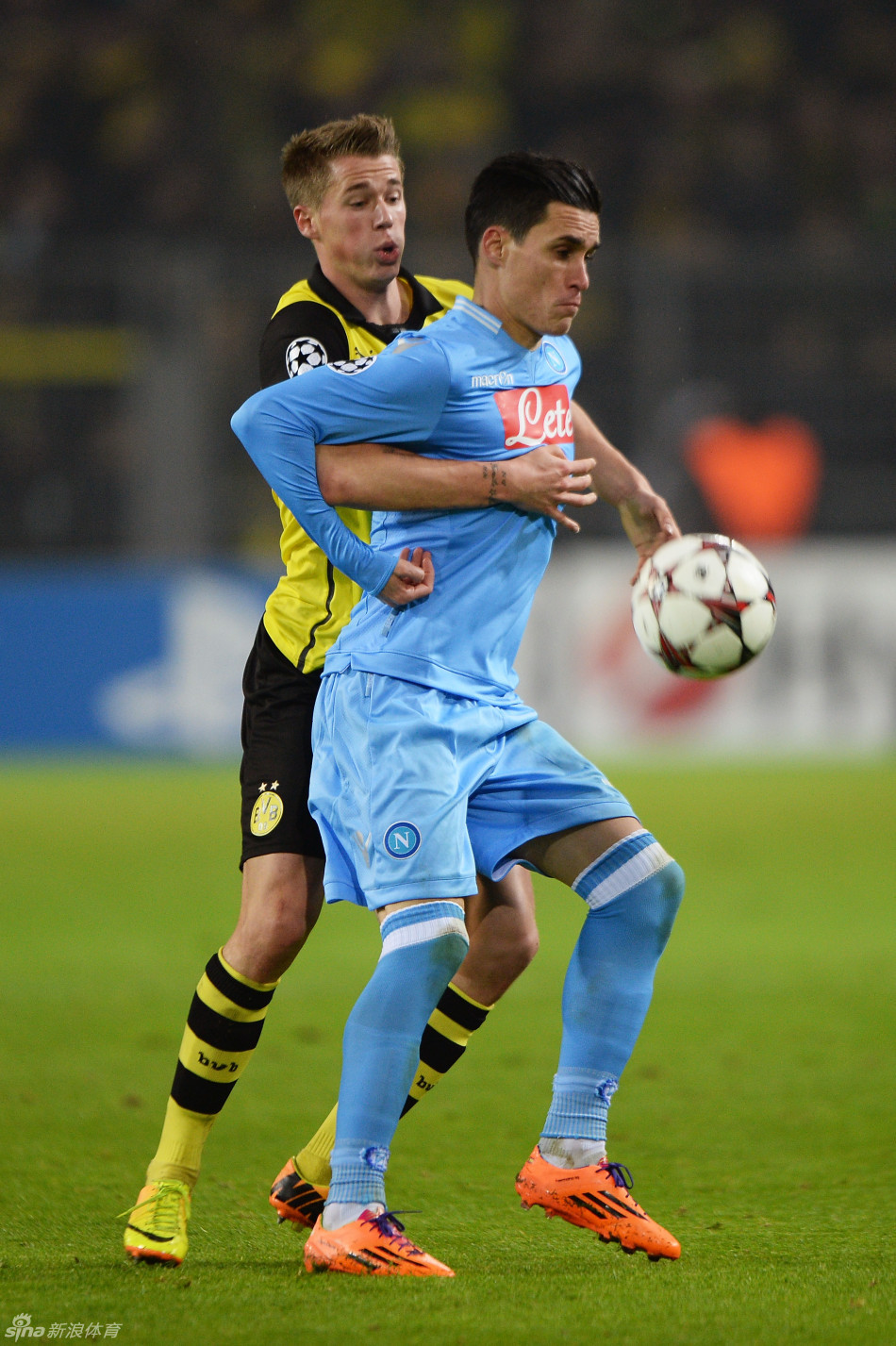 多特蒙德险胜那不勒斯,格纳布里高光表现 多特蒙德险胜那不勒斯,格纳布里高光表现